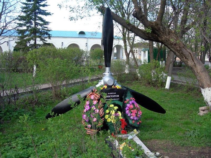 Памятник Викторову Н.Н.