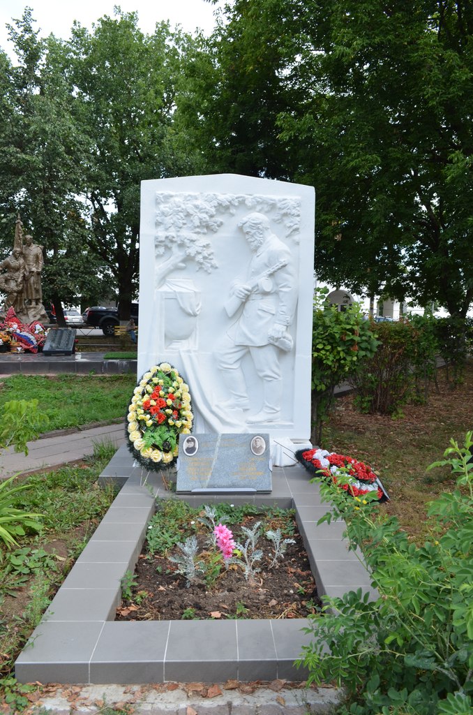 Памятник летчикам 150 гр. авиаполка